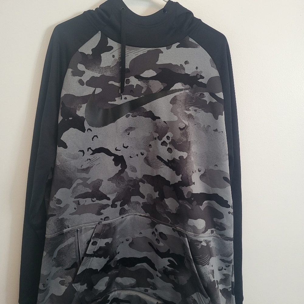NIKE Therma Hoodie In Gray Camo-black